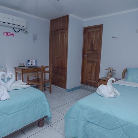 Hostal Leon Dormido Puerto Baquerizo Moreno Esterno foto