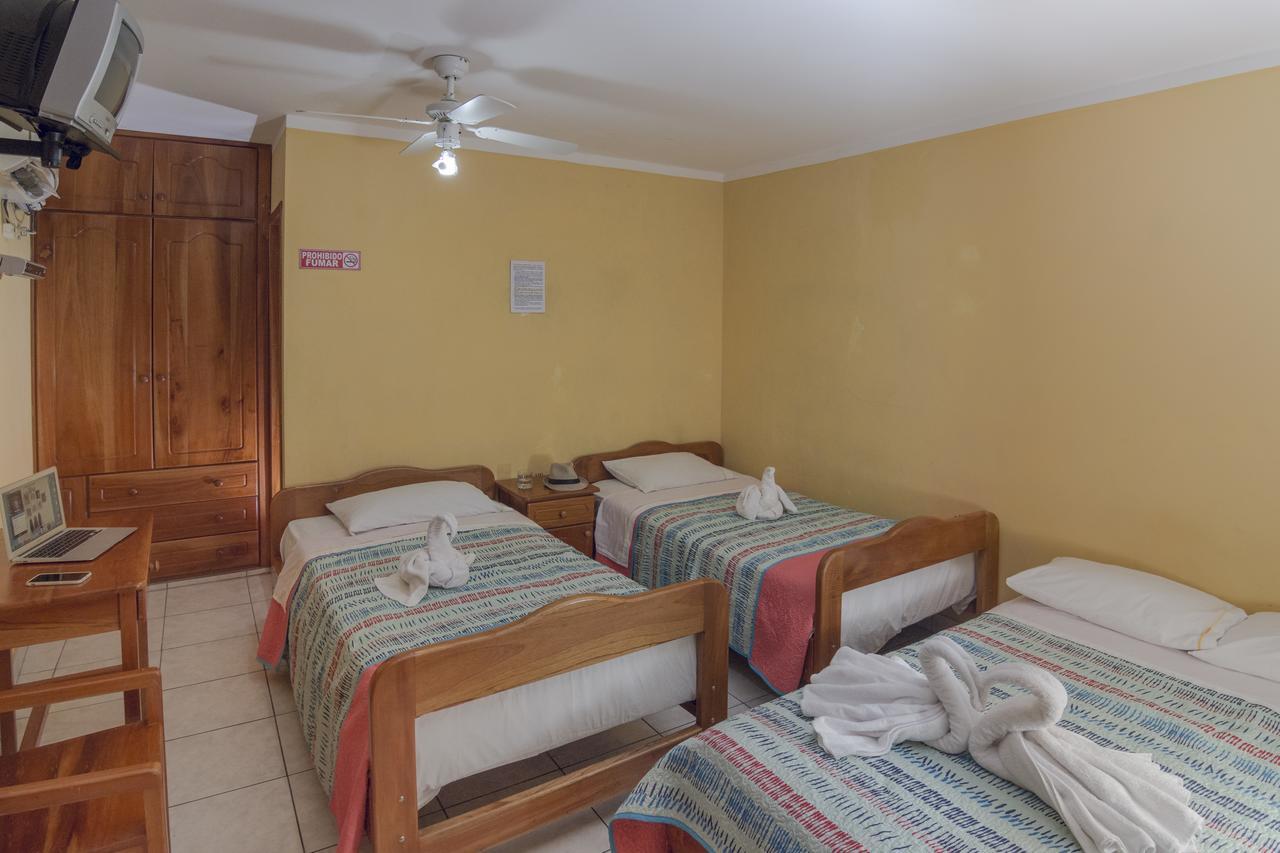 Hostal Leon Dormido Puerto Baquerizo Moreno Esterno foto